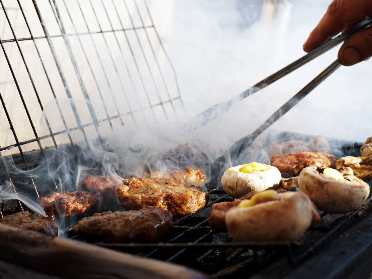 Свежайшие морепродукты часто подают приготовленными на решетке и углях.