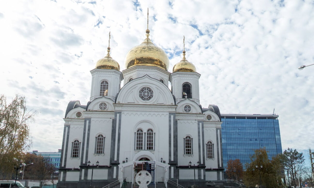 Храм находится на пересечении Красной и Постовой