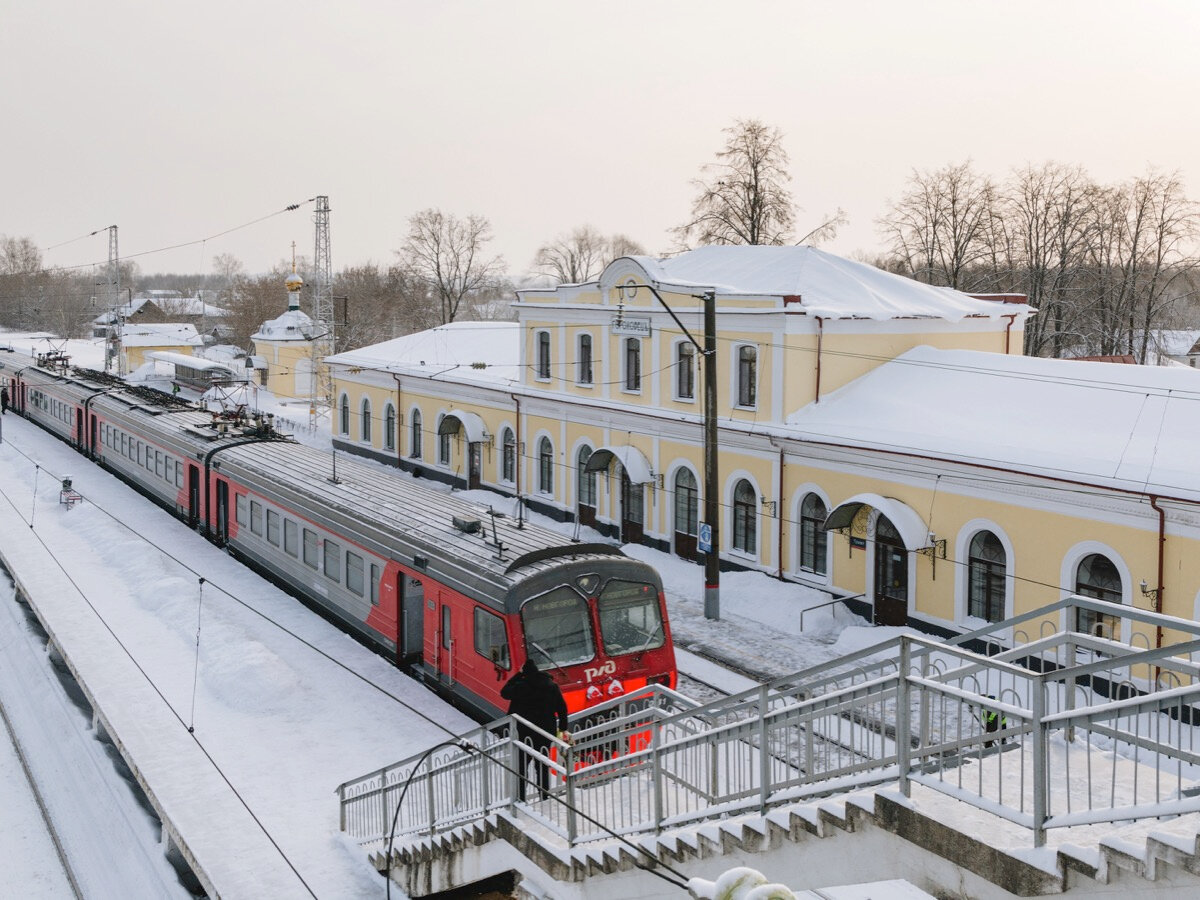 Здание железнодорожного вокзала построено по типовому проекту в 1909 году