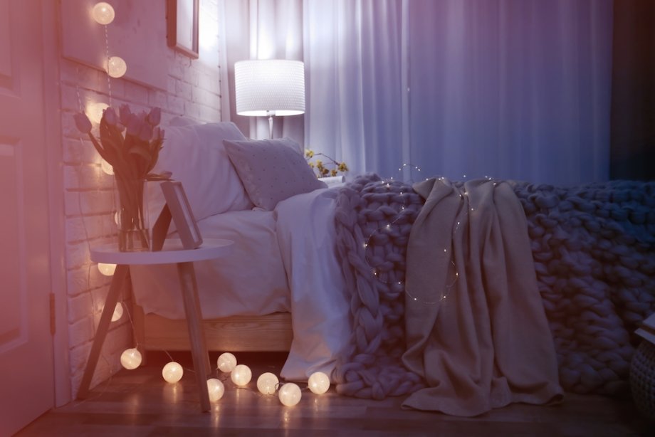 Неяркий рассеянный свет в спальне поможет расслабиться перед сном