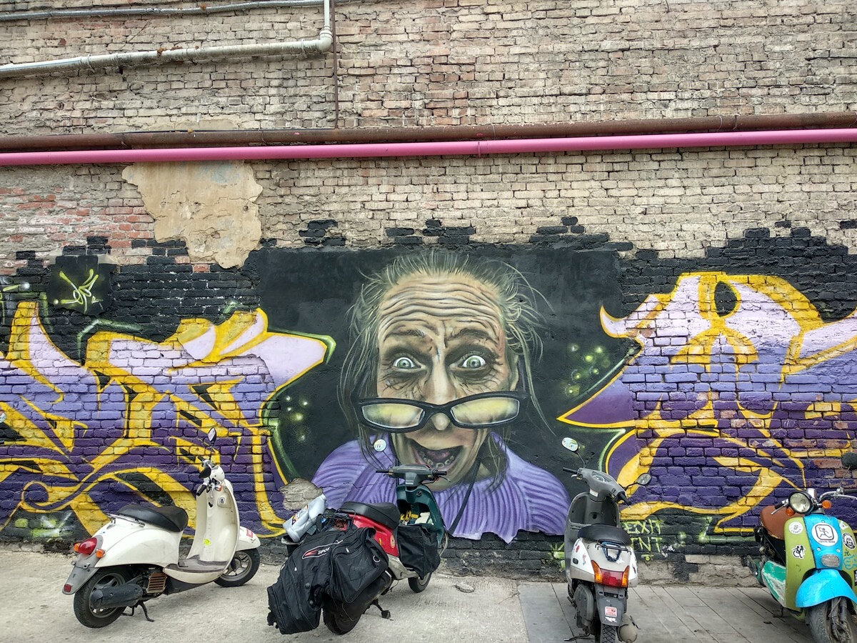 Стены «Фабрики» расписаны граффити