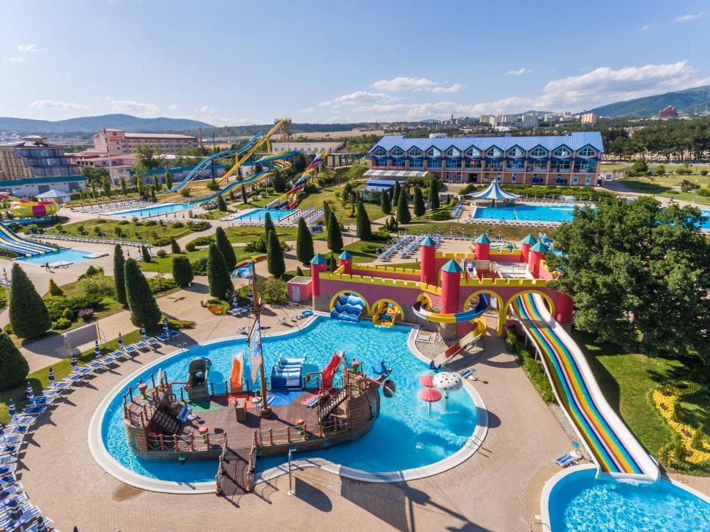 Вот так выглядят корабль и водный городок для детей.