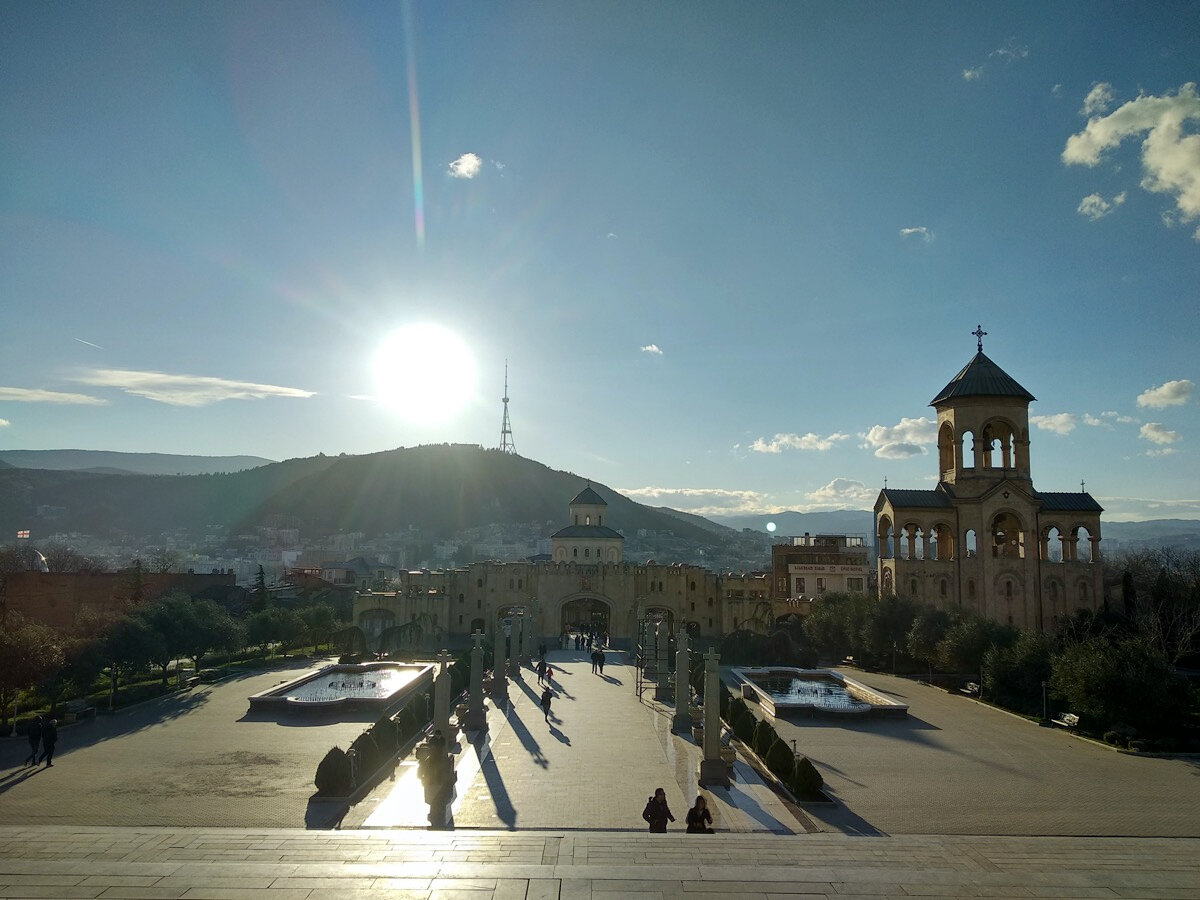 Площадь перед храмом Самеба и вид на Мтацминду.