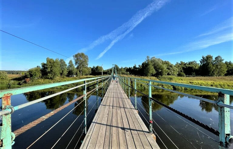 Этот 90-метровый деревянный мост — место съёмок сериалов «Дети понедельника» и «Петербургские тайны».