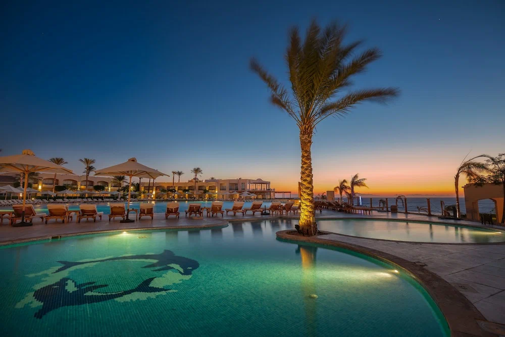 В изысканных ресторанах Cleopatra Luxury Resort Sharm El Sheikh действует дресс-код — элегантный casual.