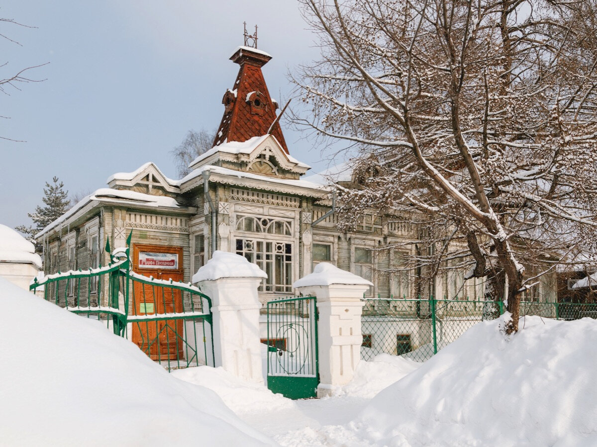 Здание выделяется островерхой кровлей и фасадом, декорированным кружевом пропильной резьбы