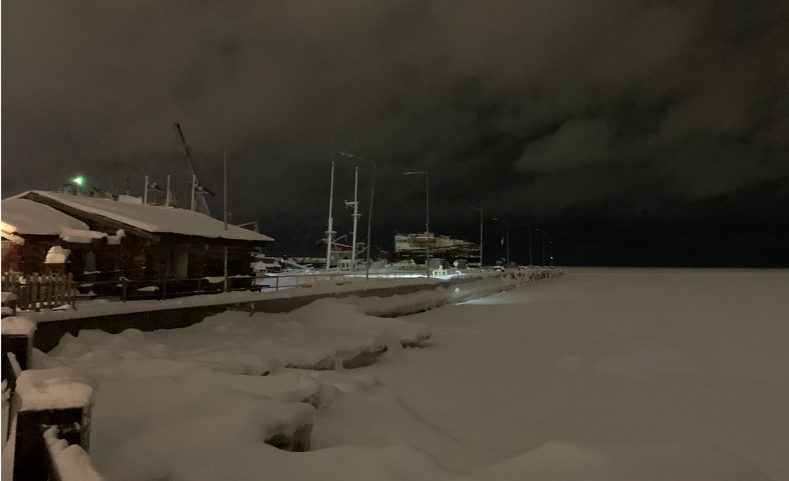 Зимний ночной вид на Онежское озеро у ресторана «Фрегат»