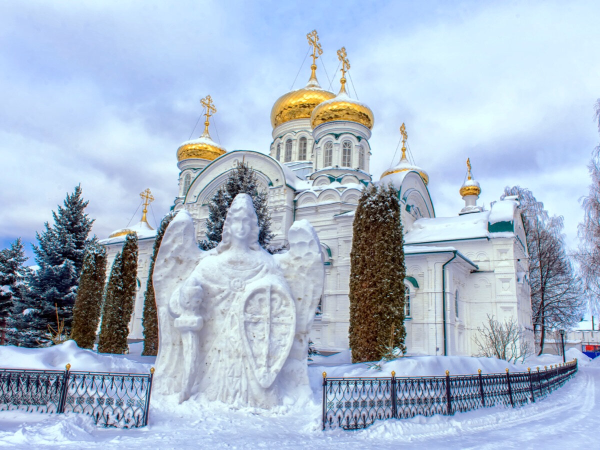 Монахи сами строят снежных ангелов и ледяные скульптуры.