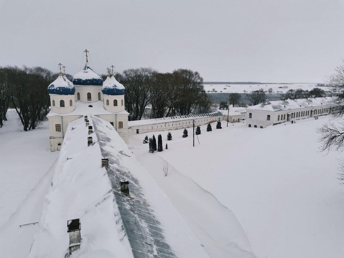 Все теплоходы проходят мимо Юрьева монастыря (на фото).