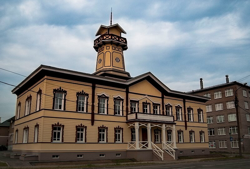 Балкон, красивая входная группа и пожарная каланча здания были восстановлены в точно таком же историческом виде, который удалось воссоздать по старинным снимкам.