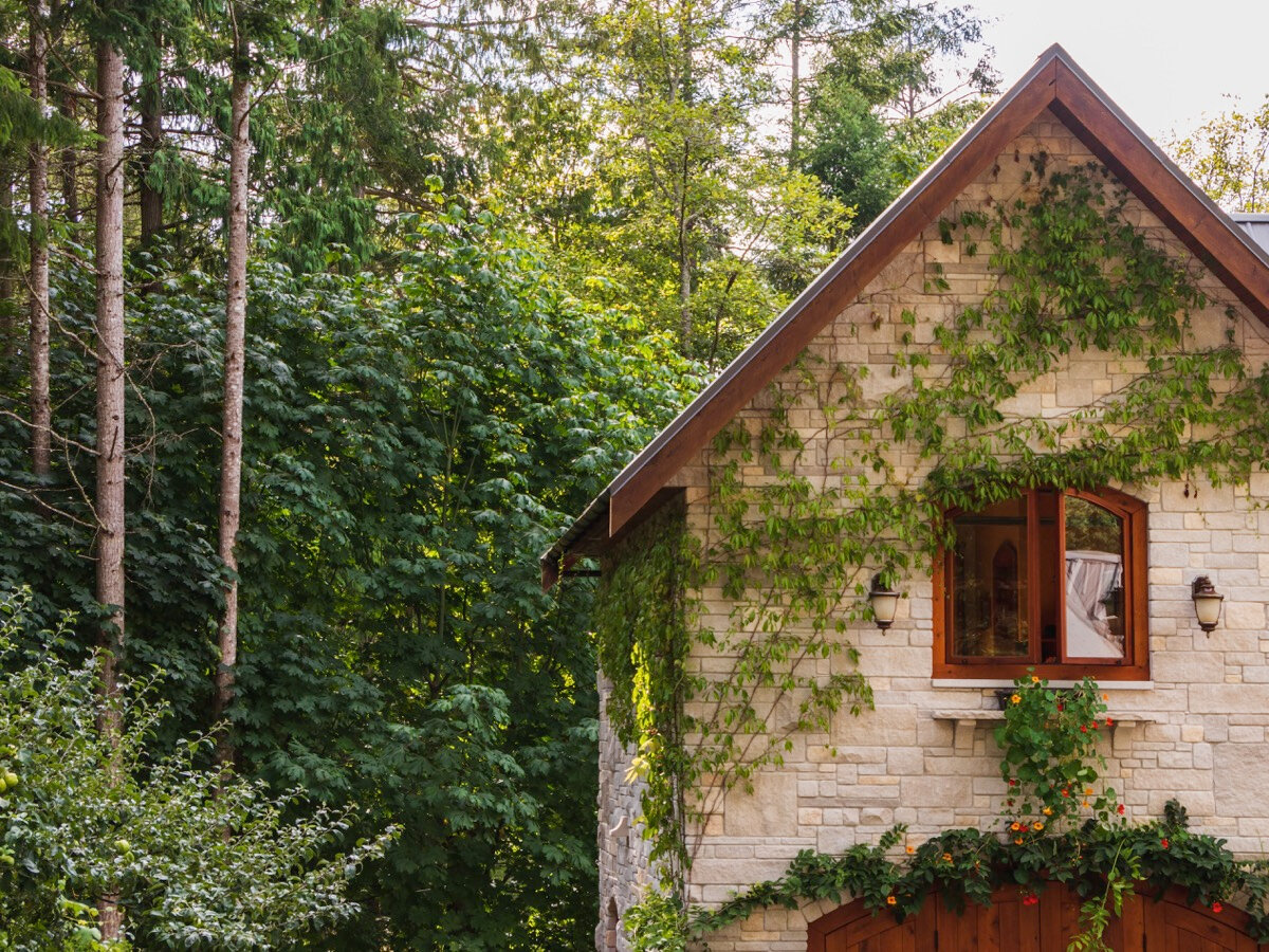 Планировка здания гостевого дома — реализация идеи хозяина.