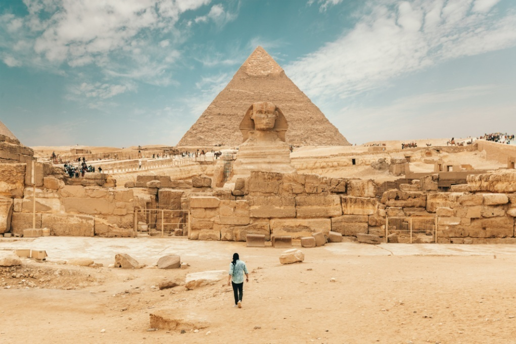 Самая знаменитая пирамида Египта находится на окраине Каира в Гизе.