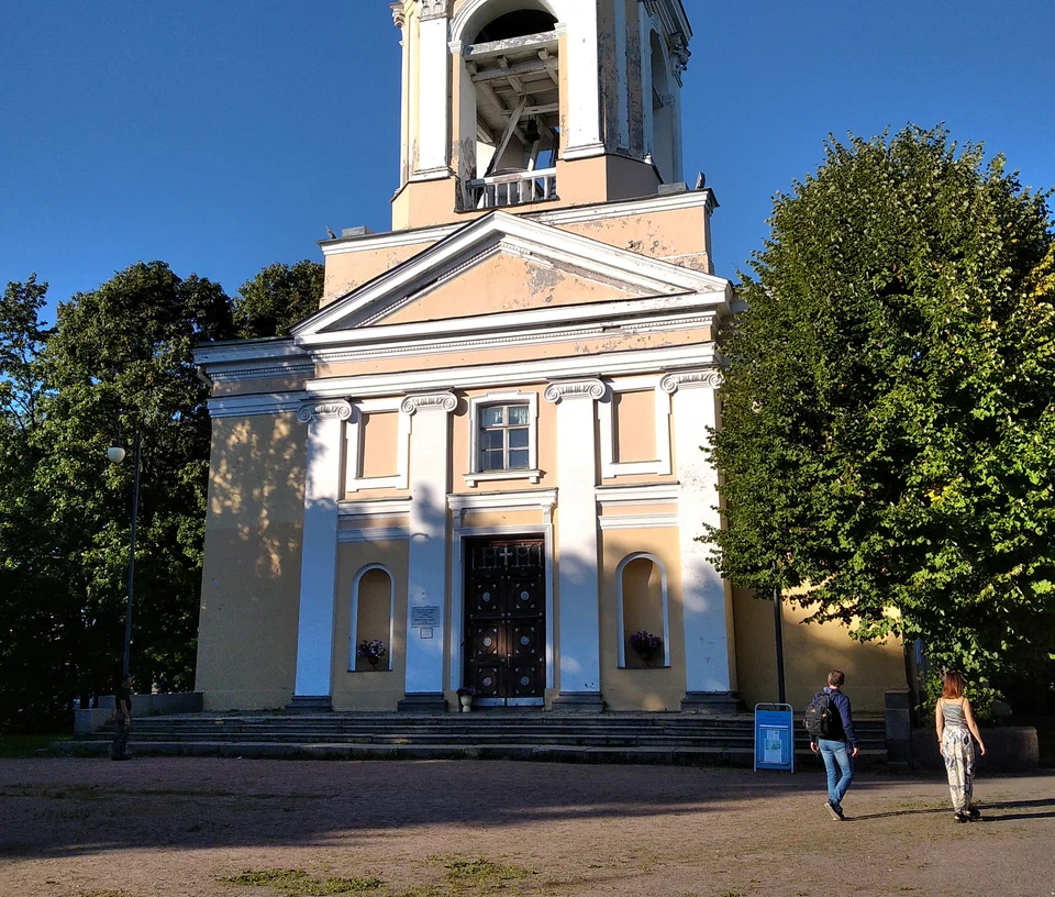 В соборе есть старинный орган.