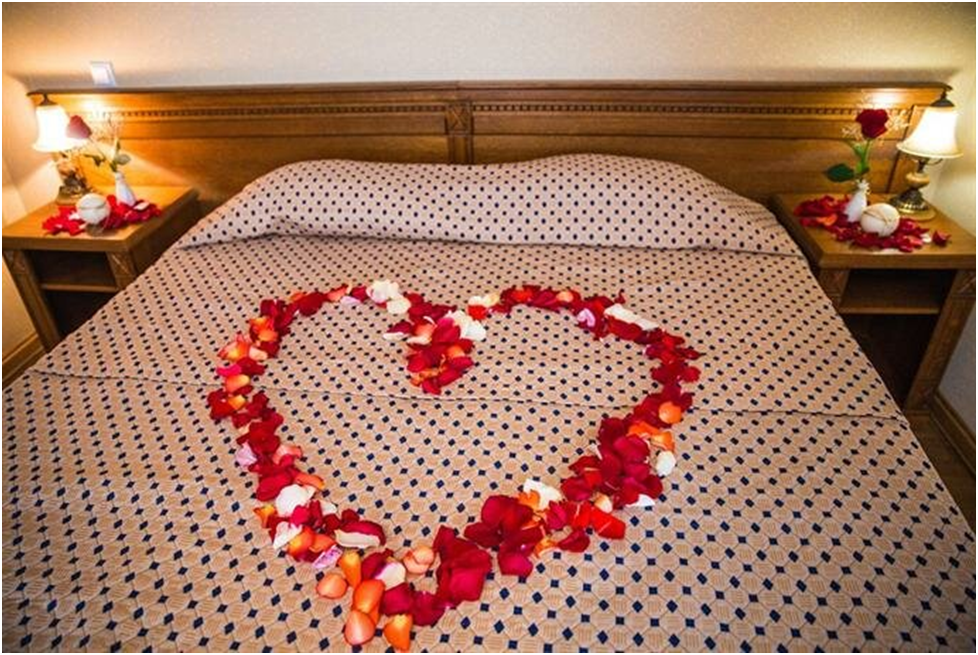 В номере вам могут подготовить романтическую атмосферу.