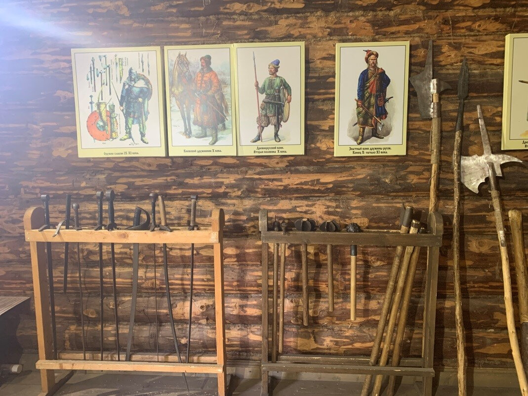 В отличие от стен кремля, оружие в основном настоящее, не муляж