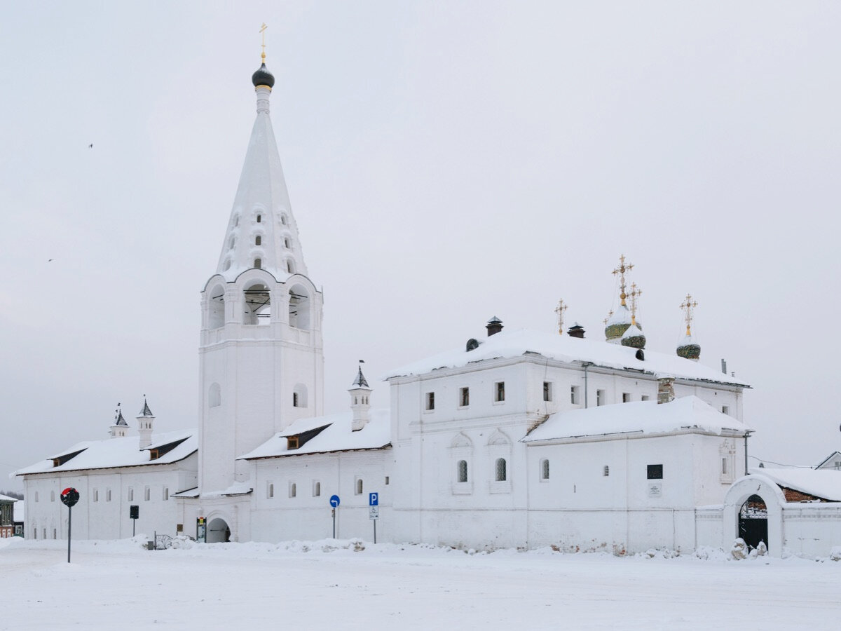 За свою историю 35-метровая шатровая колокольня вросла в землю примерно на метр