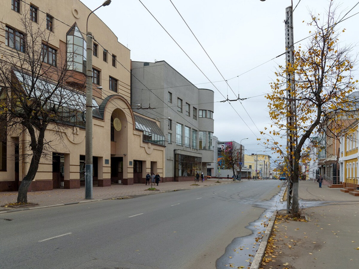 Серый — это Ивсельбанк, один из корпусов ГУ «Центральный Банк РФ по Ивановской области», бежевый — другой его корпус в другом архстиле.