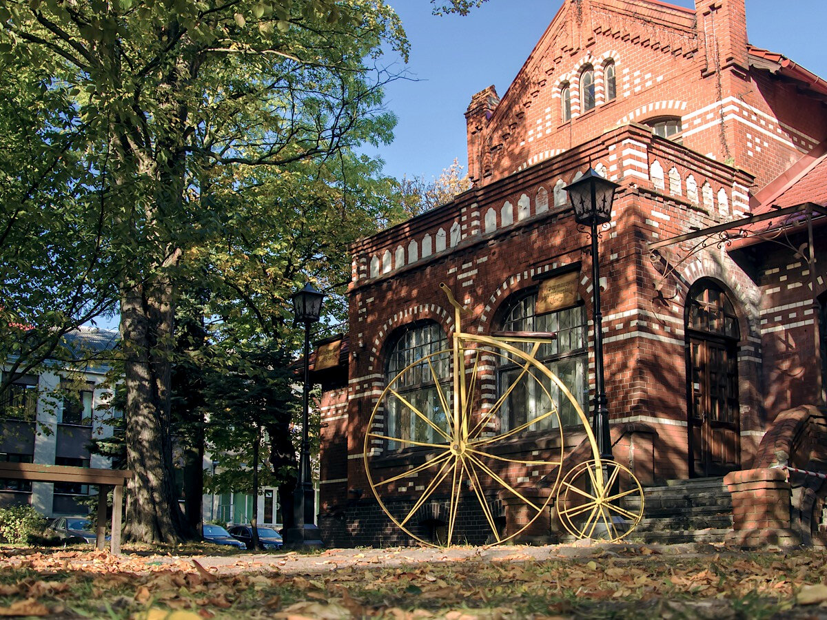 Здание Краеведческого музея Зеленоградска в солнечный день напоминает пряничный домик .