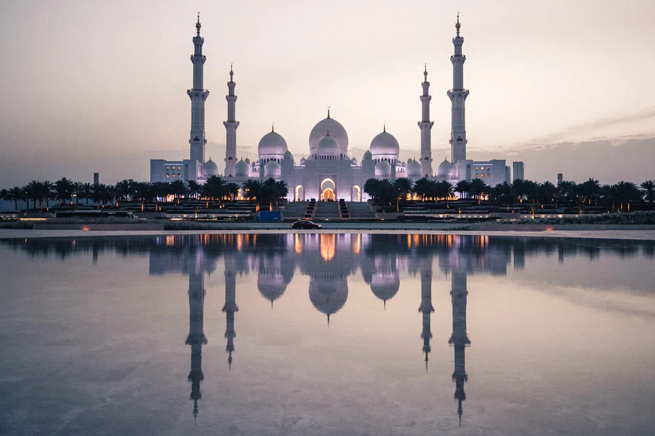 По вечерам мечеть переливается 14-ю разными оттенками: от синего и лилового до белого — чем сильнее светит луна, тем белее и ярче сверкают беломраморные стены здания.