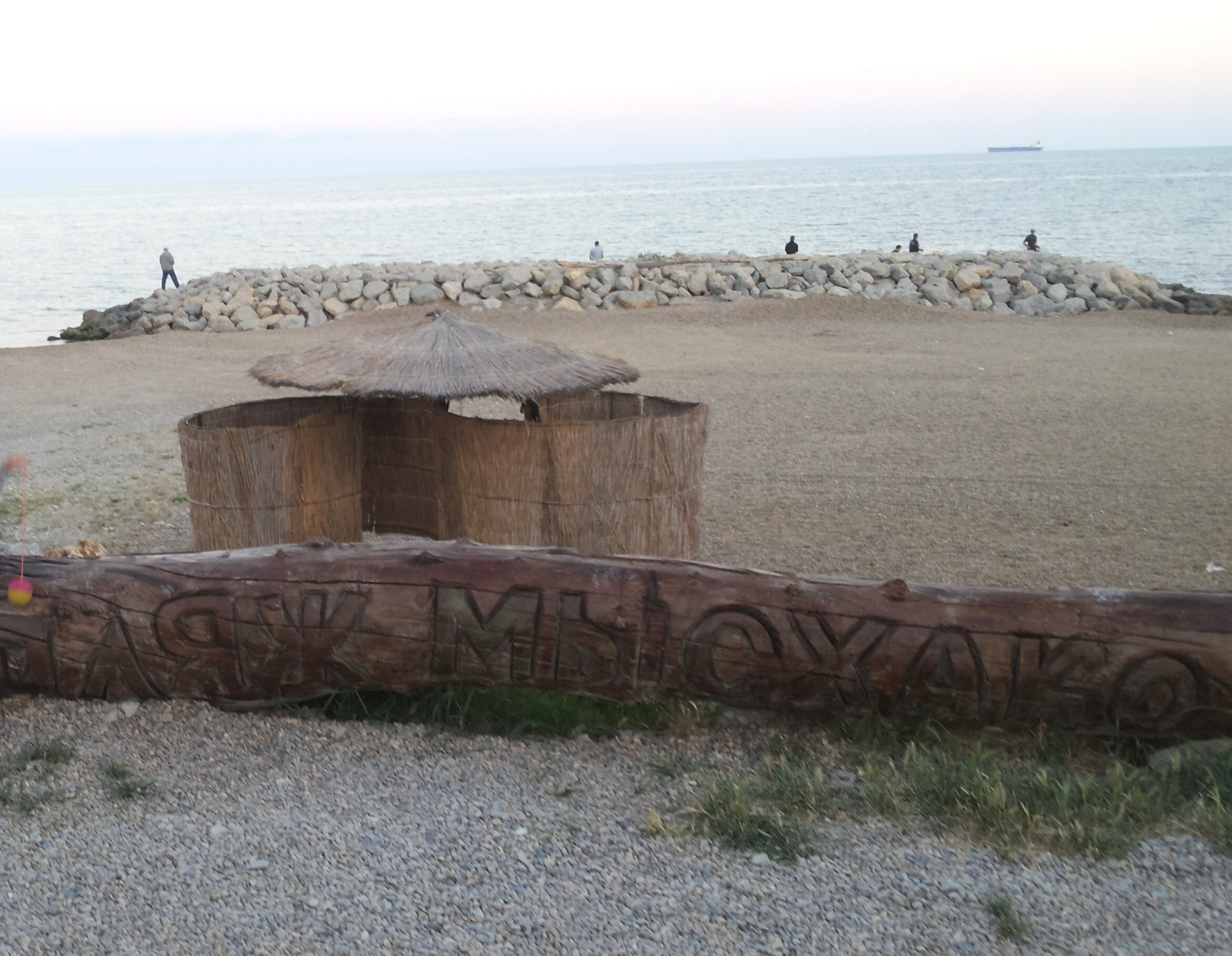 Мысхако привлекает туристов чистыми мелкогалечными пляжами с прозрачной голубой водой