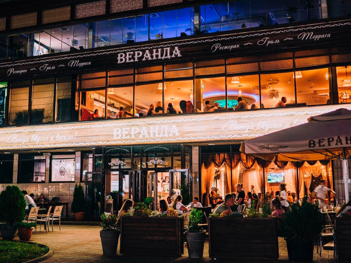 Летняя терраса и панорамный вид на втором этаже ресторана «Веранда» © Страница Веранда Grill Туапсе в VK