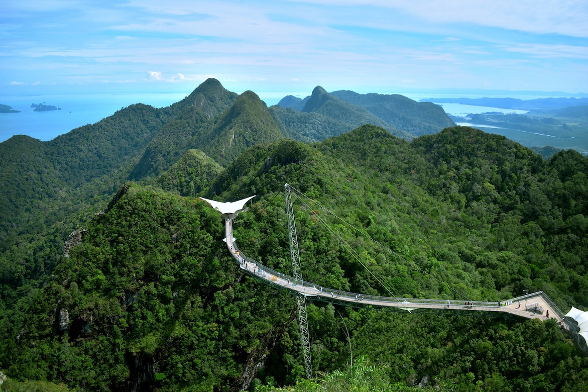 Самая впечатляющая достопримечательность на острове Лангкави — 125-метровый изогнутый пешеходный мост через ущелье на высоте 660 м над уровнем моря.