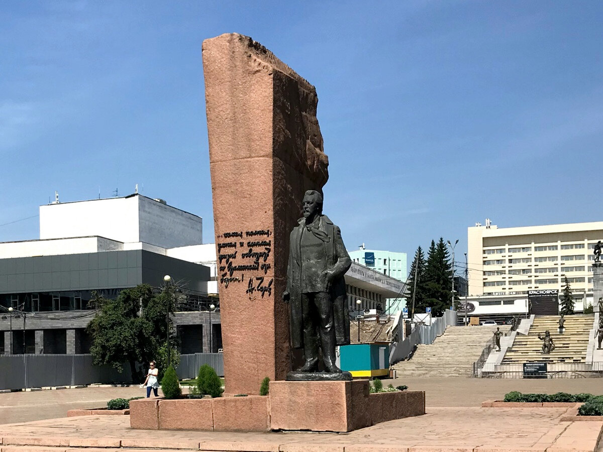 Антон Павлович Чехов любуется рекой Енисей, а за его спиной — Театральная площадь и фонтан «Реки Сибири»