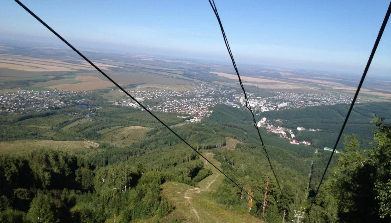 Путь на Церковку на подъёмнике не только быстрый, но и захватывающий, панорамный.