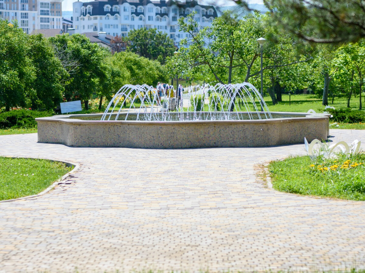 Тропинки в парке выложены плиткой.