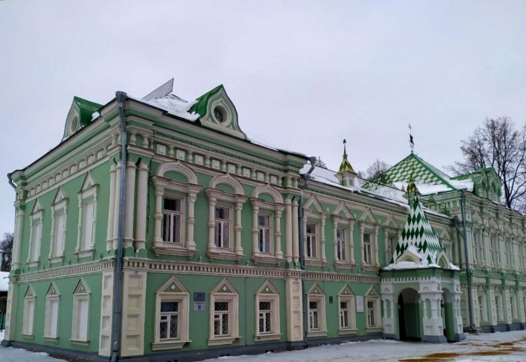 Нарядные наличники, необычный декор, шатровая крыша выделяют музей среди общей архитектуры города