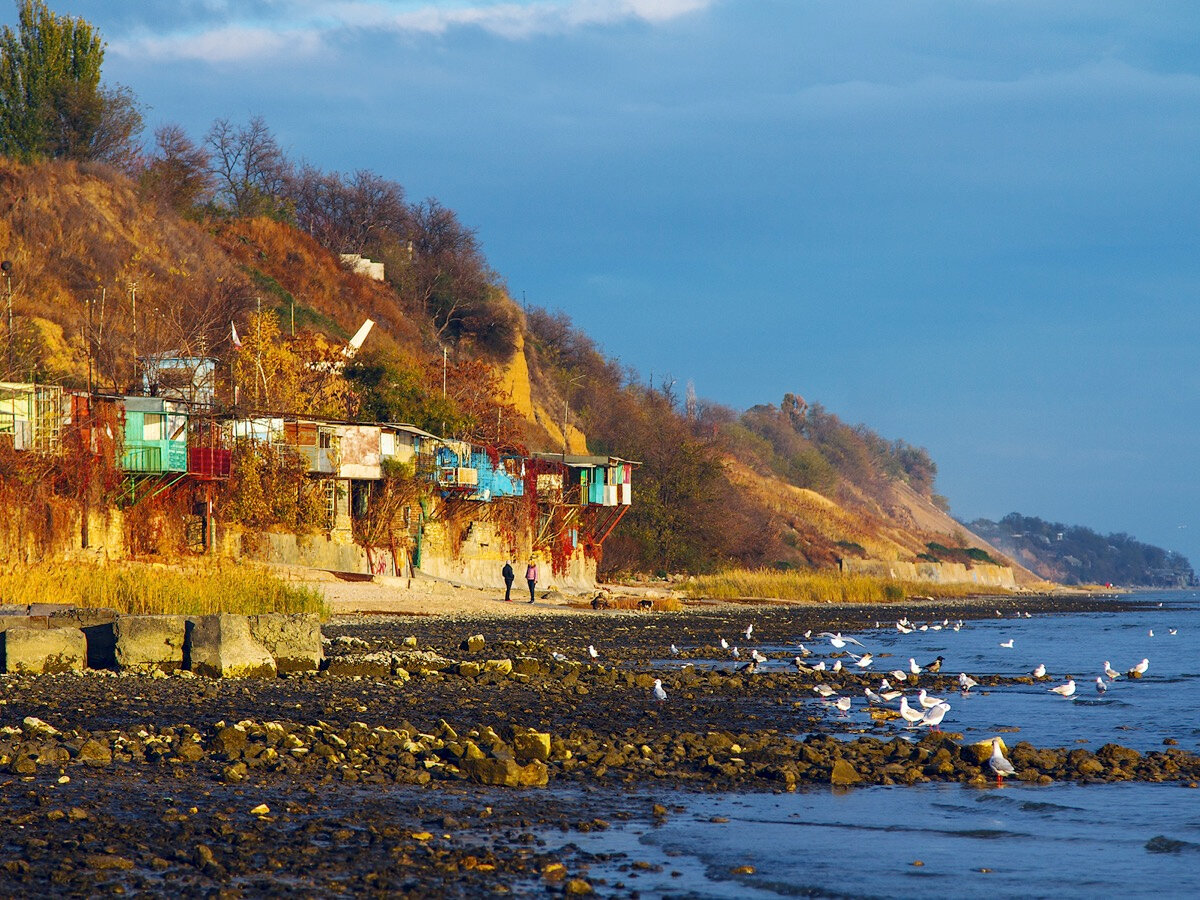 Идти сюда стоит только в удобной обуви и со всем необходимым для пляжных посиделок.