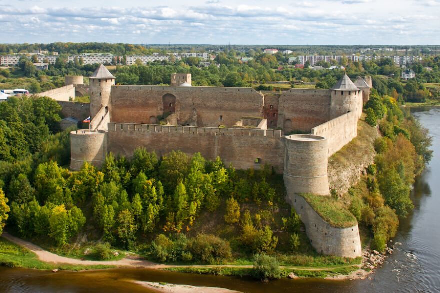 Гид по Ивангороду: крепости, фабричный город барона Штиглица и Европа за рекой Гид по Ивангороду: крепости, фабричный город барона Штиглица и Европа за рекой