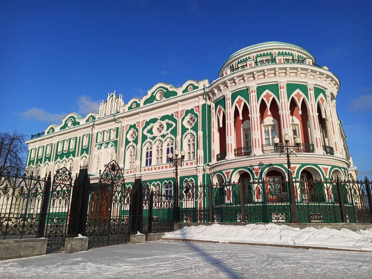 Перед зданием находится городская плотина и набережная городского пруда — одно из любимых мест горожан