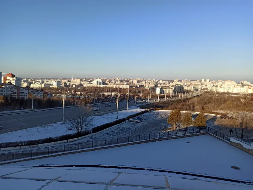На смотровой площадке значительно холоднее, чем в самом городе, поэтому одевайтесь теплее