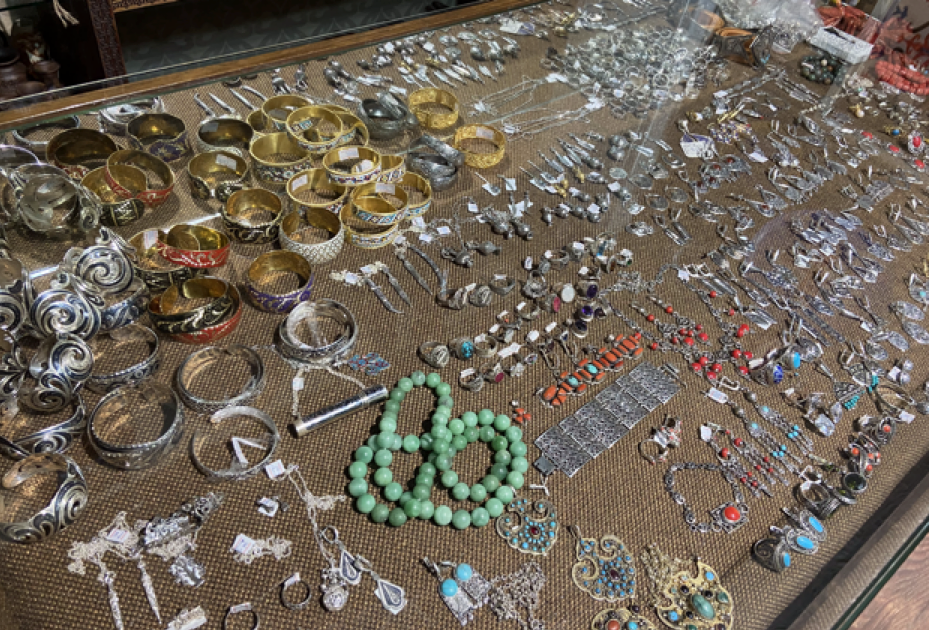 Серебряные браслеты, серьги, кольца и подвески в сувенирной лавке