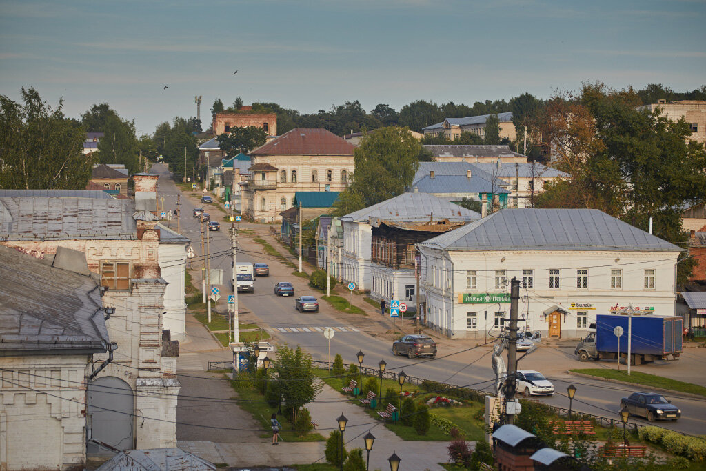 Обязательно дойдите до усадьбы Третьяковых и дома Папулина с тосканскими колоннами