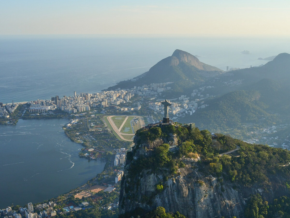 Рио-де-Жанейро — огромный город на берегу залива Гуанабара и визитная карточка Бразилии. Фото: unsplash.com