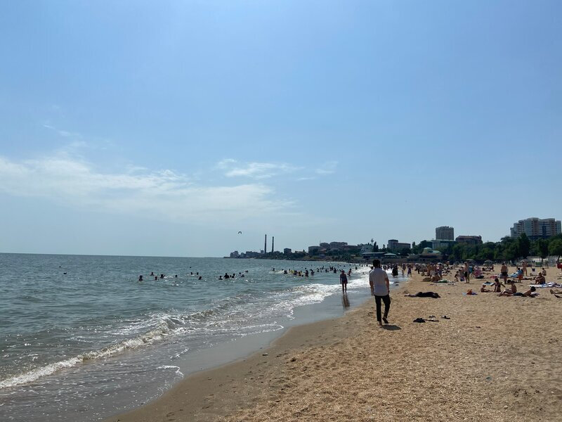 Большая часть отдыхающих в Махачкале предпочитает Центральный городской пляж.