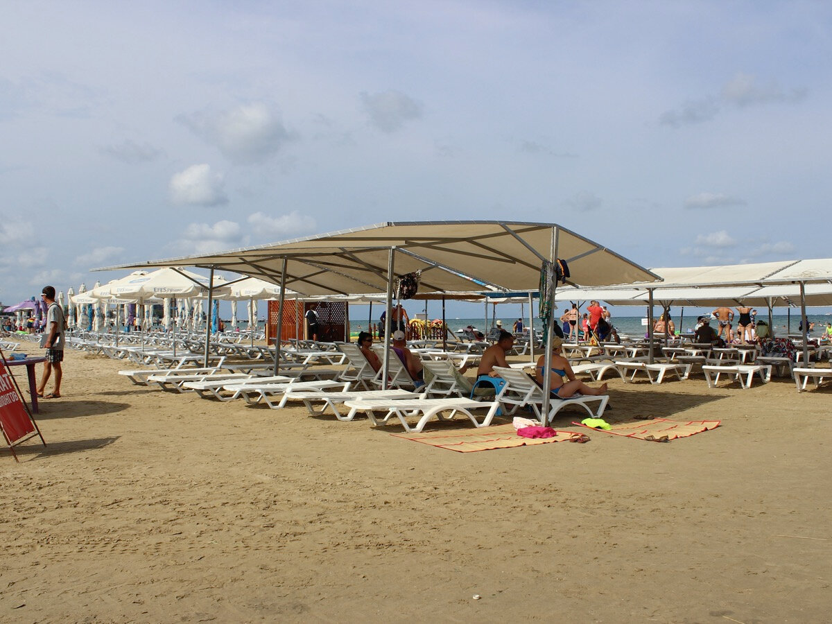 На центральных пляжах Анапы, Витязево и Джемете обустроены зоны отдыха с лежаками, волейбольные площадки, раздевалки и биотуалеты.