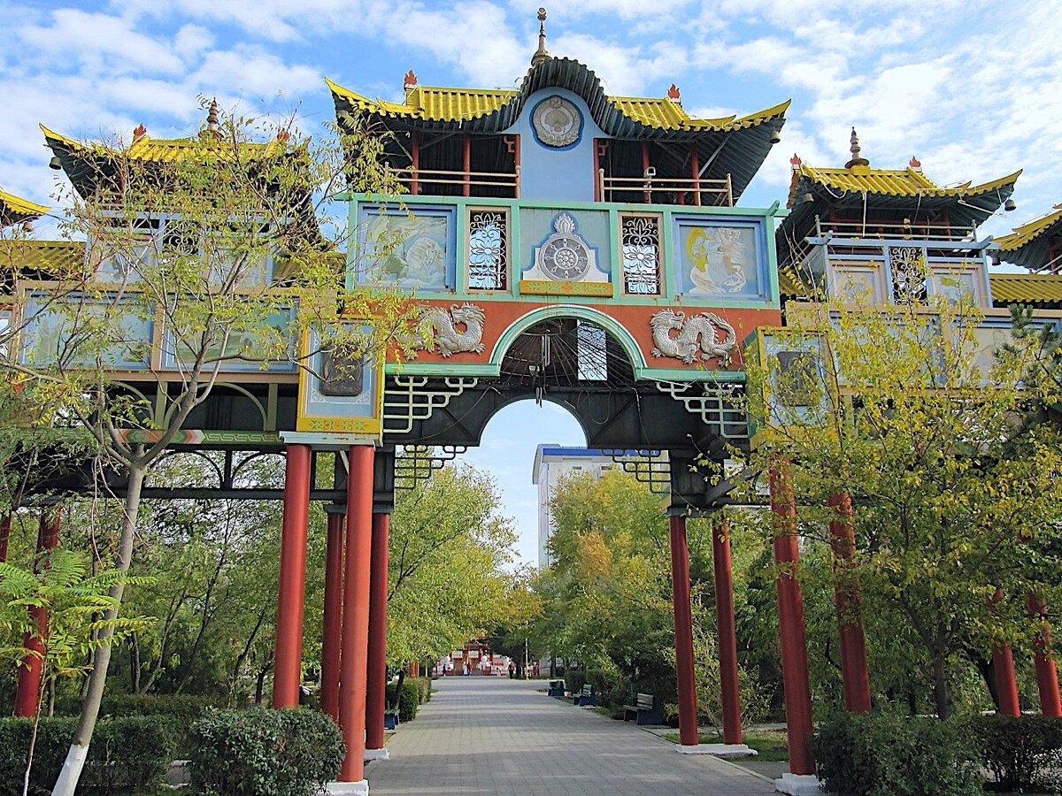 Золотые ворота украшены в буддийских традициях.