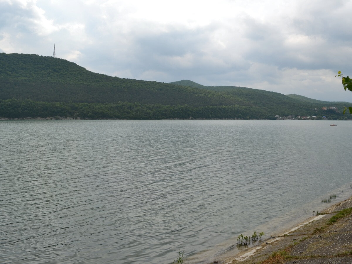 Горное озеро Абрау — самое крупное в Краснодарском крае.