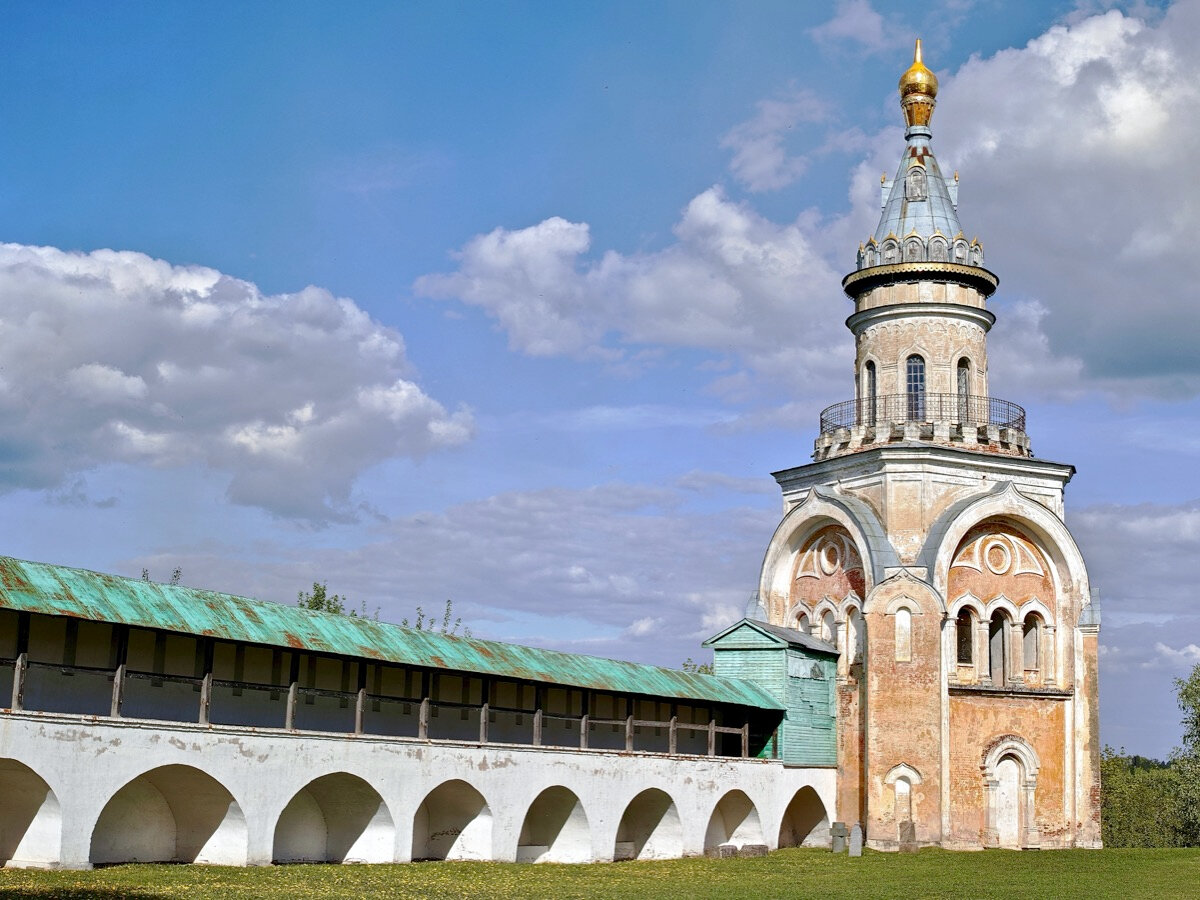 Напоследок загляните в трапезную Новоторжского Борисоглебского монастыря — там можно купить отличные пирожки, фермерские сыры и свежий квас.