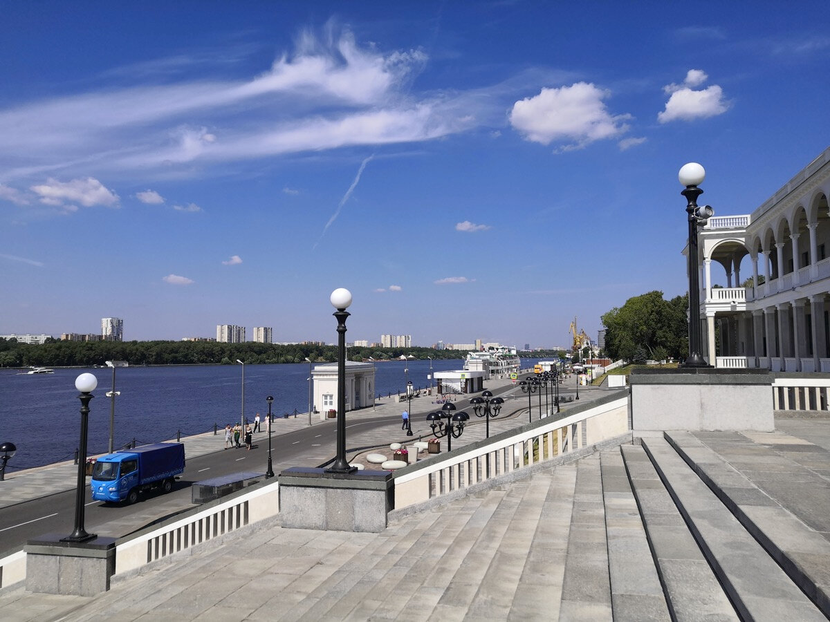 Парадная лестница, фонтаны и галереи здания Речного вокзала — локации для красивых фотографий