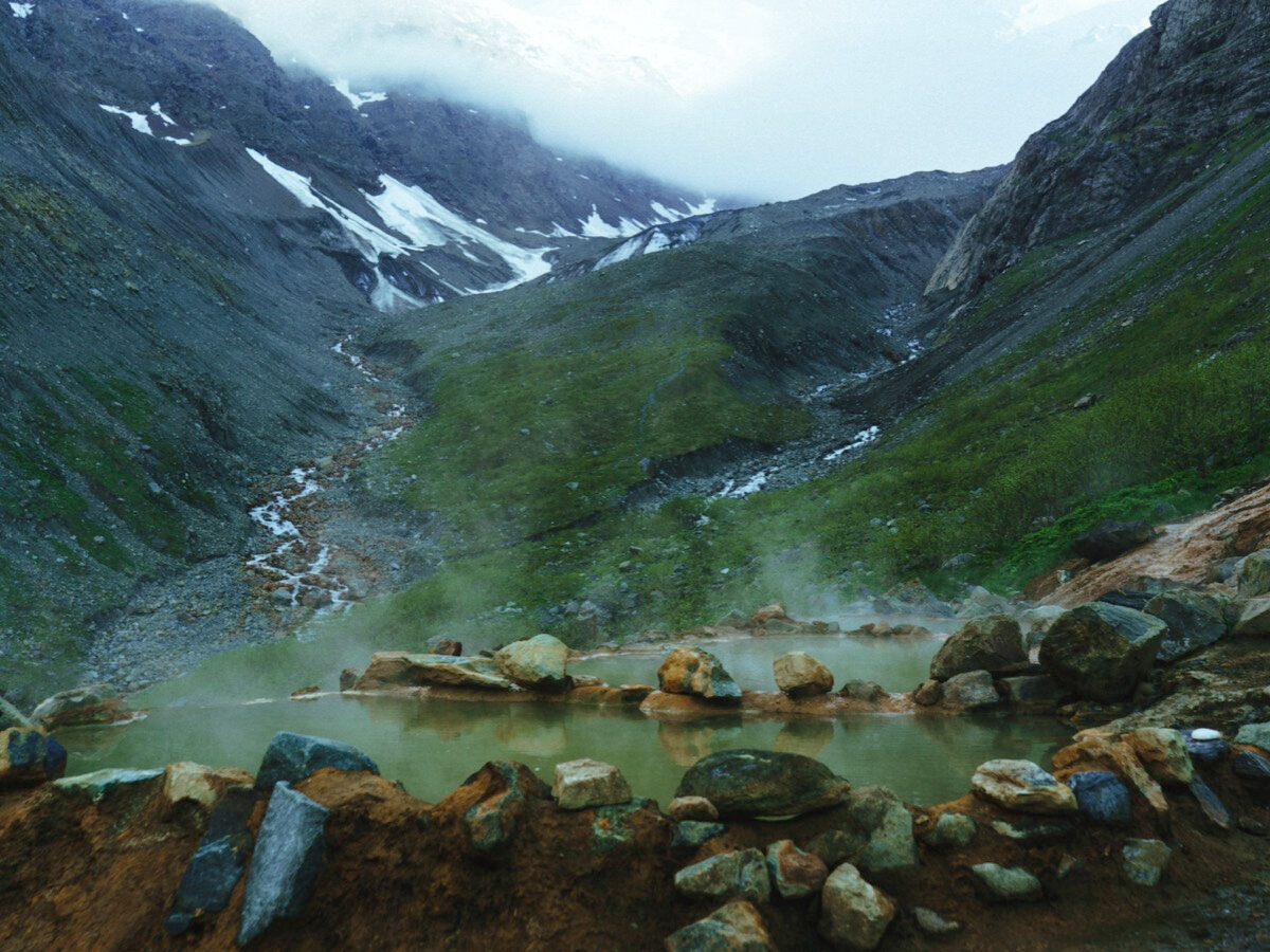 Высокогорные термальные источники — довольно редкая для Северного Кавказа природная достопримечательность.