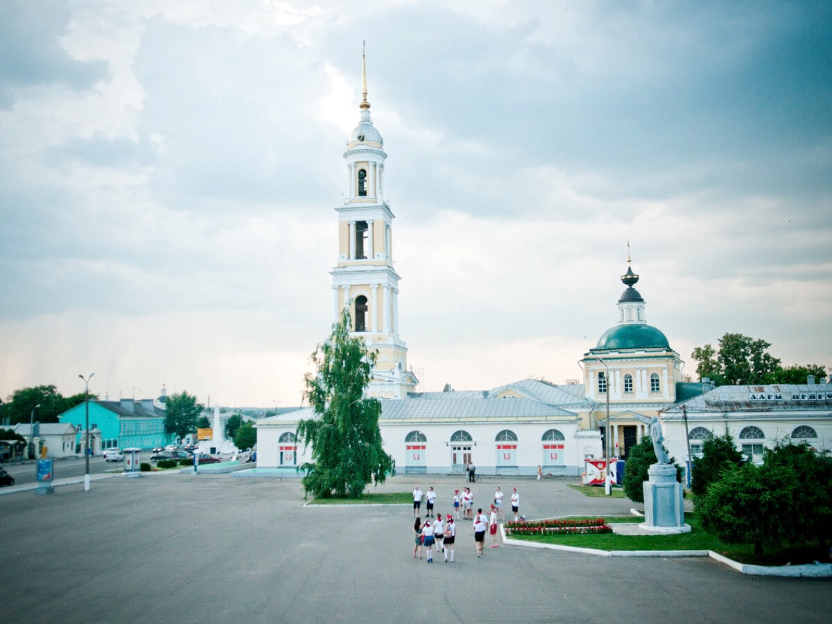 На площади Двух Революций стоит храм Иоанна Богослова.