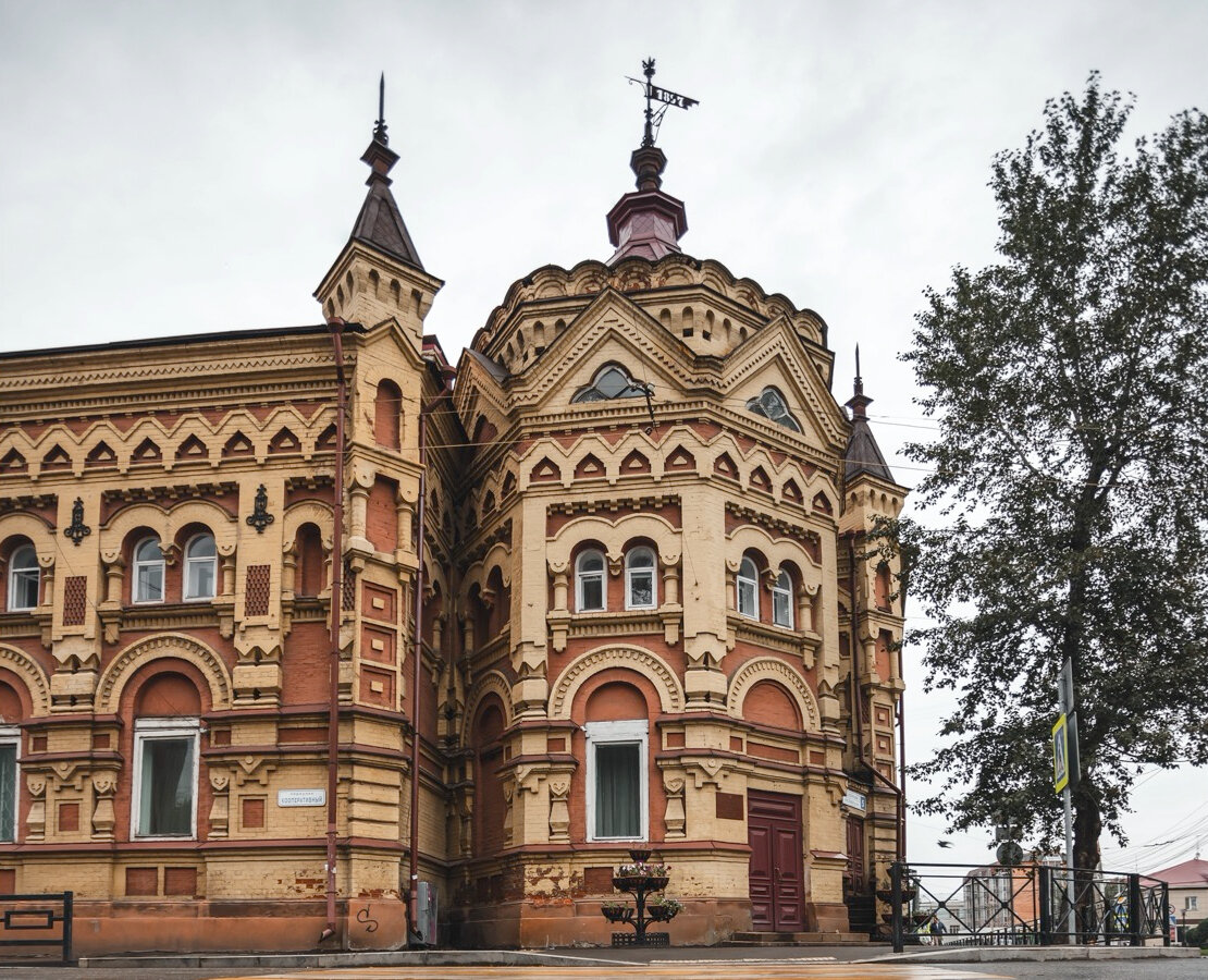 Один из примеров архитектуры Иркутска — особняк купца Второва в неорусском стиле (конец XIX века)