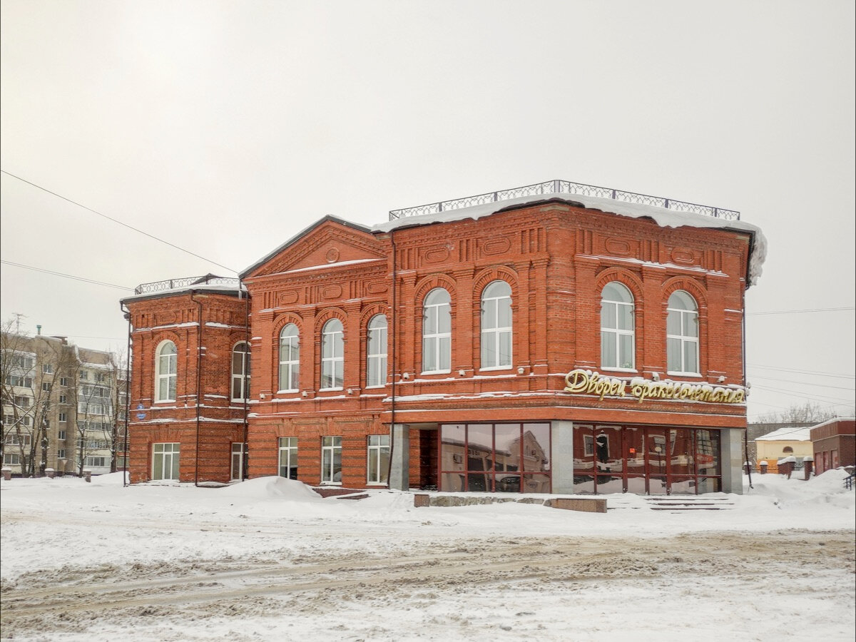 Здание бывшей гимназии постоянно осовременивают, отчего оно выглядит уже не как в начале прошлого века.