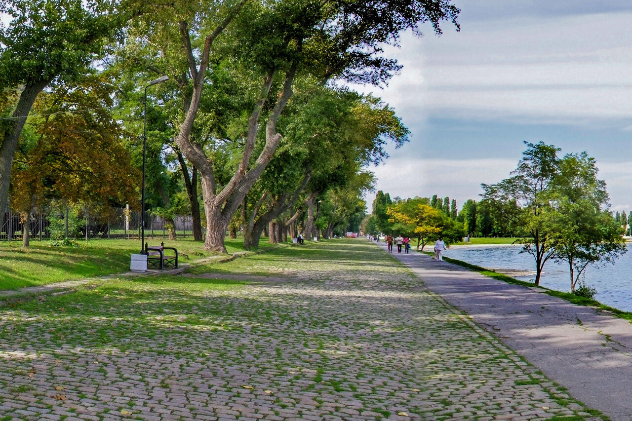 Пляжный отдых в Таганроге отдыхающие не особо жалуют, зато прогулки по паркам и набережным вдоль моря — самое популярное времяпрепровождение с весны до осени.