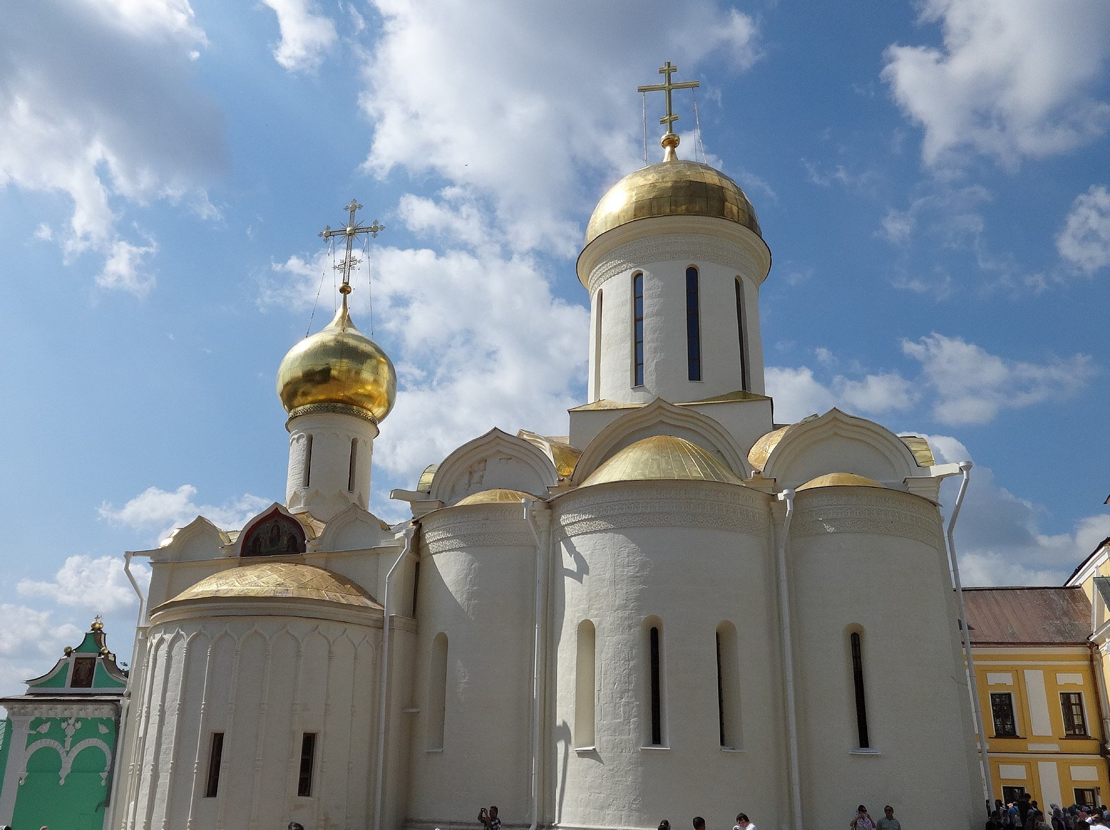 В южной части Троицкого собора хранятся мощи преподобного Сергия Радонежского.