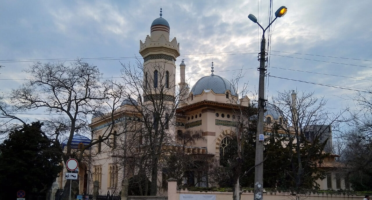 Дачу Стамболи лучше посещать в обед.